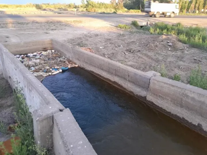 Rescataron a una niña tras caer a un canal en Sarmiento
