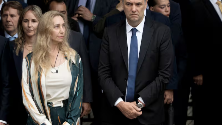 Milei evalúa apartar a Adorni cuando baje la tensión política