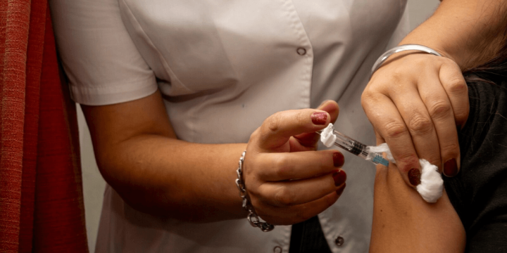 Advierten por un retroceso en la vacunación en jóvenes y adolescentes