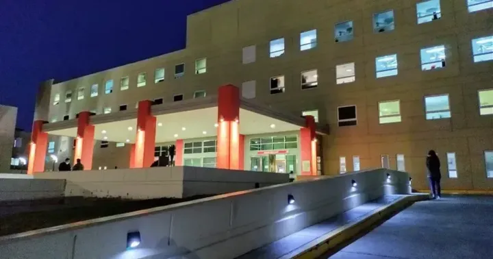 Una mujer fue embestida por una moto en una calle con poca luz y fue hospitalizada