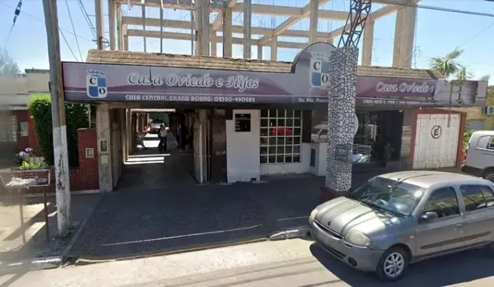 Insólito: entró a una funeraria y se llevó objetos de valor de las salas velatorias