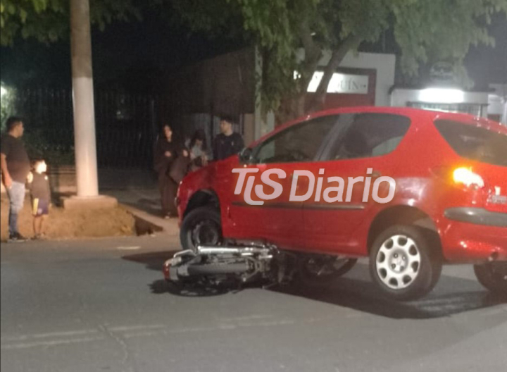 La violencia del impacto: un auto quedó "montado" sobre una moto tras un brutal choque