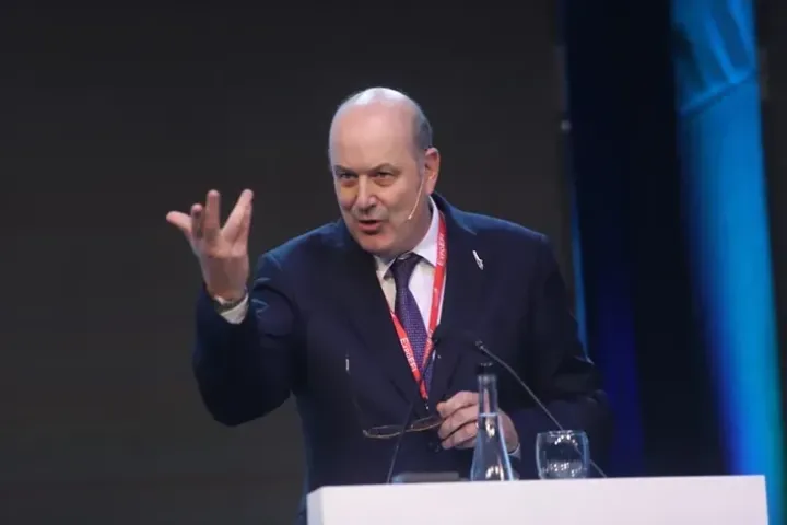 Sturzenegger impulsa una reforma para habilitar sociedades de inteligencia artificial