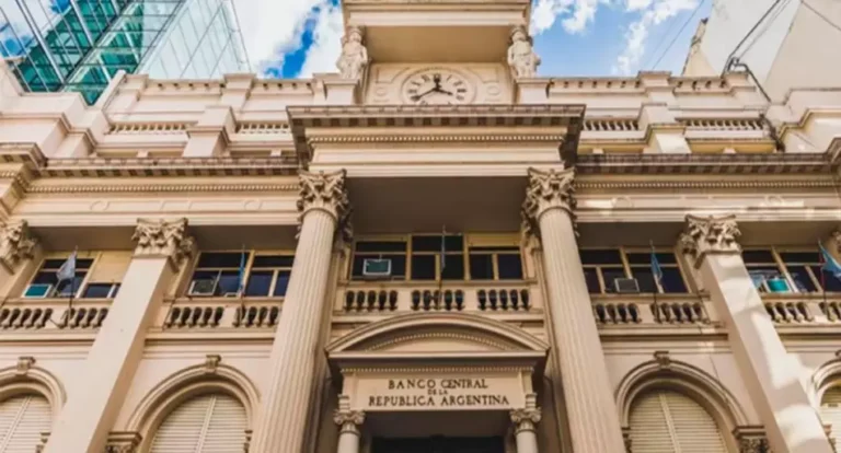 ITCRM en 84,59 y dólar planchado en $1.398 con US$ 17.500 millones en vencimientos por delante: la ecuación que el mercado no logra cerrar