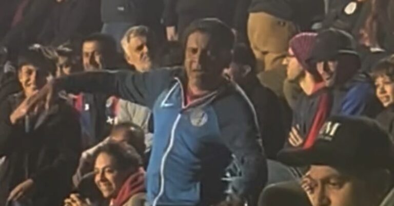 Video: repudiable gesto racista de un hincha de San Lorenzo contra Santos