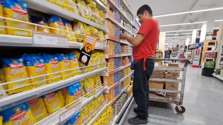 Los hogares de ingresos medios atraviesan un fuerte ajuste en su gasto diario