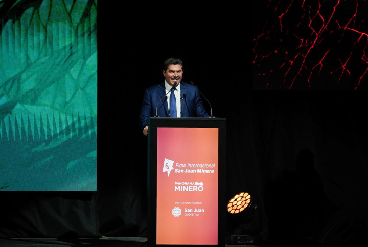 El discurso de Orrego: Un guiño a Milei en su peor momento