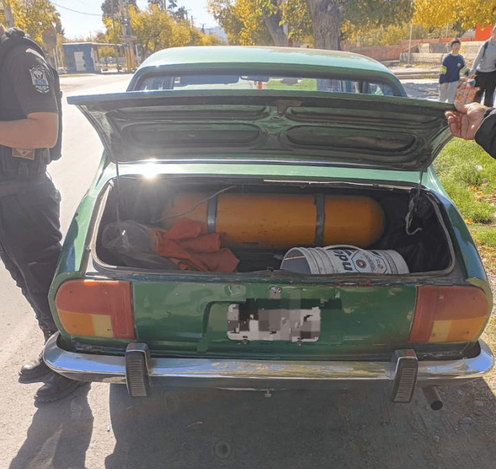 Un hombre fue detenido tras intentar abrir autos frente al hospital departamental
