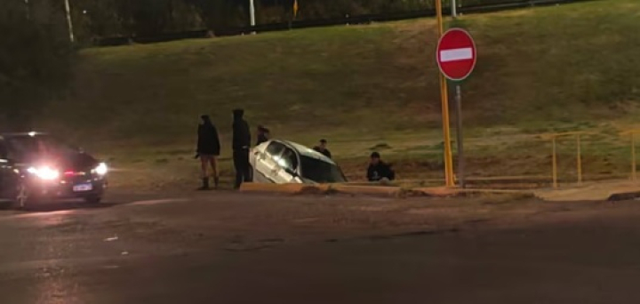 Un auto terminó contra un sifón en Rawson tras salir de un boliche