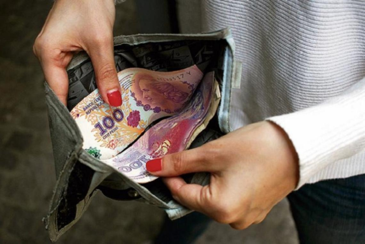 El dinero que queda en mano cayó 12% desde diciembre de 2023