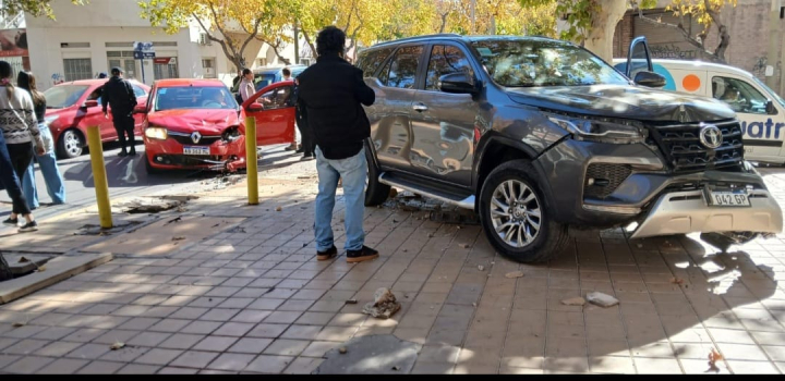 Impactante choque en pleno centro: una camioneta terminó sobre la vereda tras un fuerte impacto