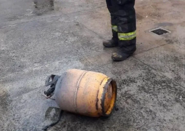 Dos adultos mayores fueron hospitalizados por la explosión de una garrafa