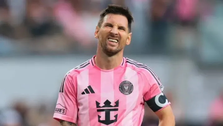 Messi salió por precaución y generó atención en la Selección Argentina