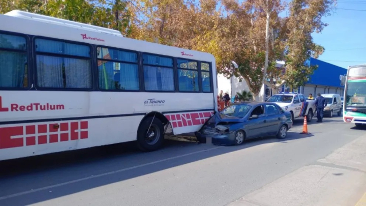 Un colectivo de la RedTulum y un auto protagonizaron un fortísimo choque en una zona céntrica