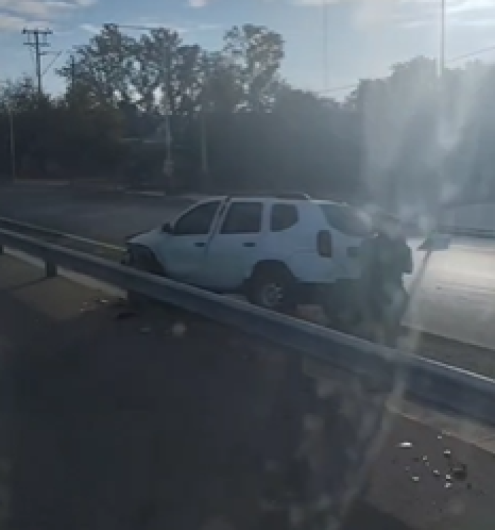 Una Renault Duster terminó incrustada en el guardarraíl de la Ruta 40