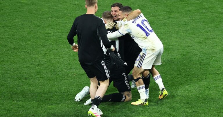 De la emoción a las locuras: el festejo de Dibu Martínez junto a Buendía en la Europa League