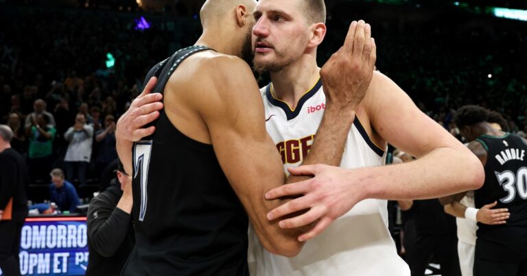 Playoffs NBA: los Wolves dieron el golpe y eliminaron a Denver en un jueves de palizas y pardas