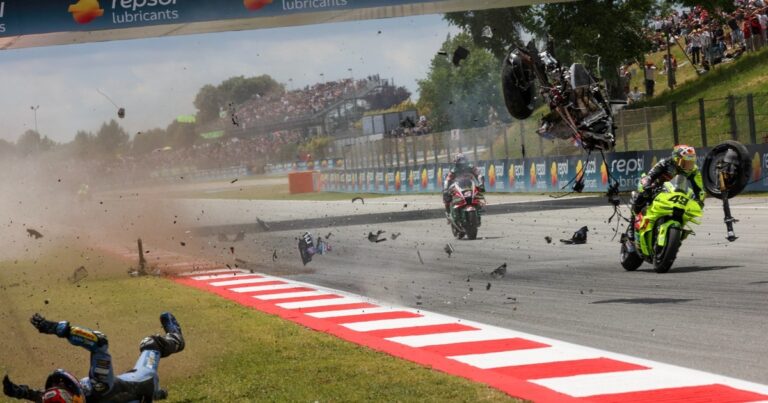 Cuál es el estado de los pilotos hospitalizados tras el choque múltiple en MotoGP
