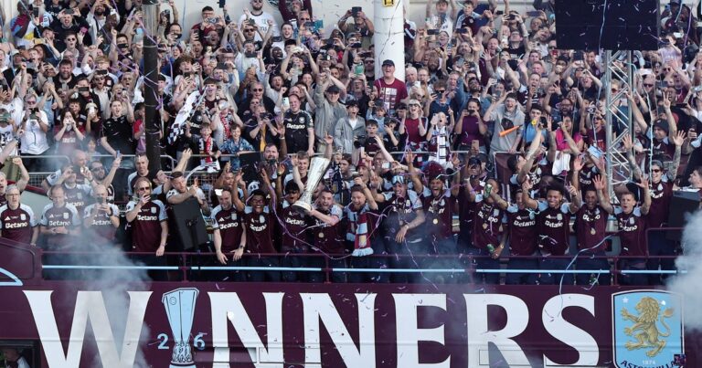 El simpático desahogo de Dibu Martínez en los festejos de Aston Villa en Inglaterra