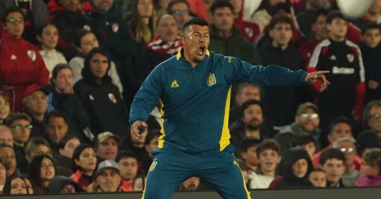 Almirón: planteo con muchas precauciones y silencio en el adiós