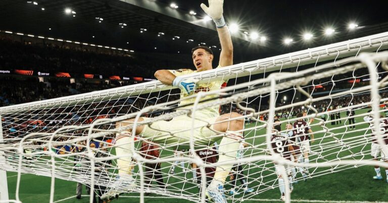 La loca celebración del Dibu Martínez tras la clasificación de Aston Villa a la final de la Europa League
