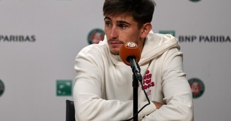 Es el 104° del mundo, estaba teniendo su mejor desempeño en un Grand Slam y no se presentó en la semifinal de Roland Garros por vómitos