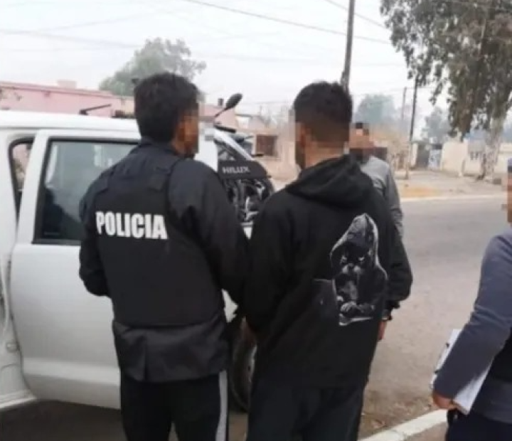 Cayó un hombre buscado por un asalto simulando ser policía: hallaron una moto robada y marihuana