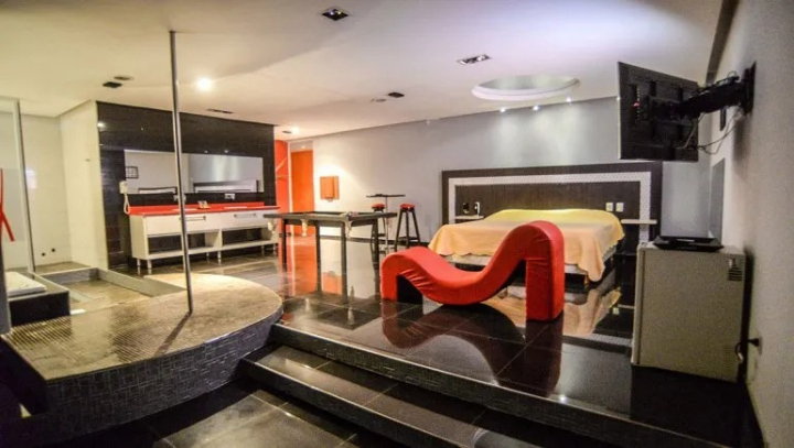 Su esposo la descubrió saliendo de un motel con otro y dijo que "fue una tentación del diablo"