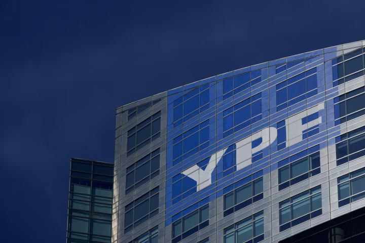La calificadora mejoró la nota de YPF y otras siete firmas argentinas