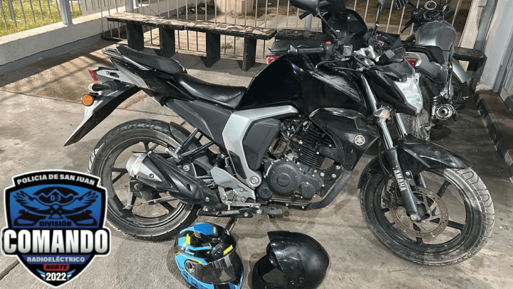 Dos hombres huyeron por los techos tras dejar una moto en plena fuga