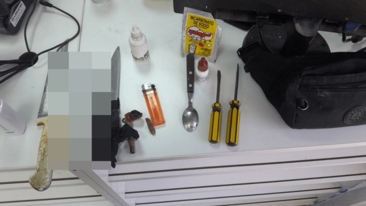 Lo frenaron por un perfume y en la requisa le encontraron cuatro cuchillos