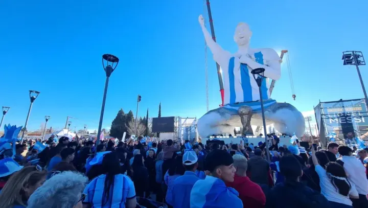Cutral Co presentó una enorme escultura dedicada a Lionel Messi
