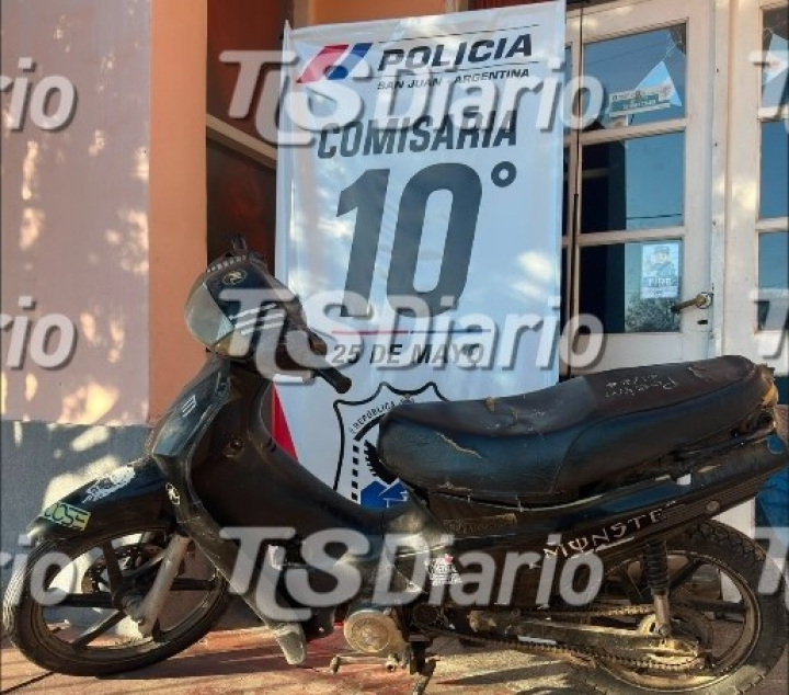 Dejaron una moto sin patente frente a una casa y nadie volvió a buscarla: la Policía investiga su origen