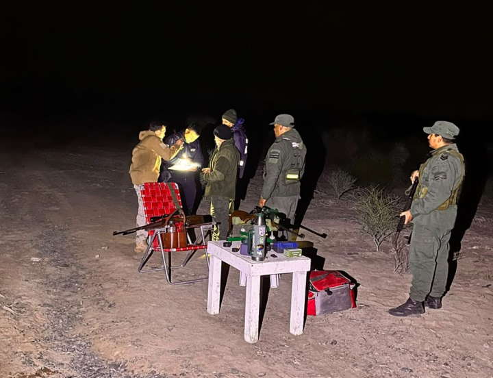 Sorprendieron a dos sujetos con un menor disparando fusiles y les secuestraron más de 400 municiones
