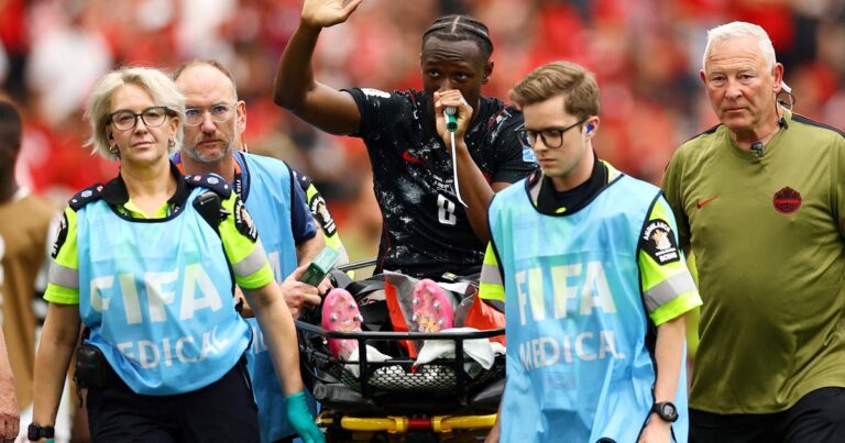 La primera gran lesión del Mundial: el diagnóstico de Koné, el homenaje de sus compañeros y ¿qué le dieron al salir en camilla?