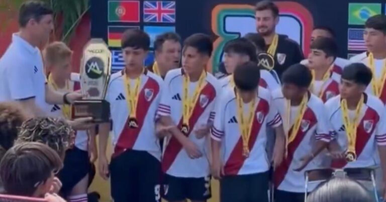 El nuevo título que ganaron los pibes de River y qué histórico de la Selección entregó el trofeo