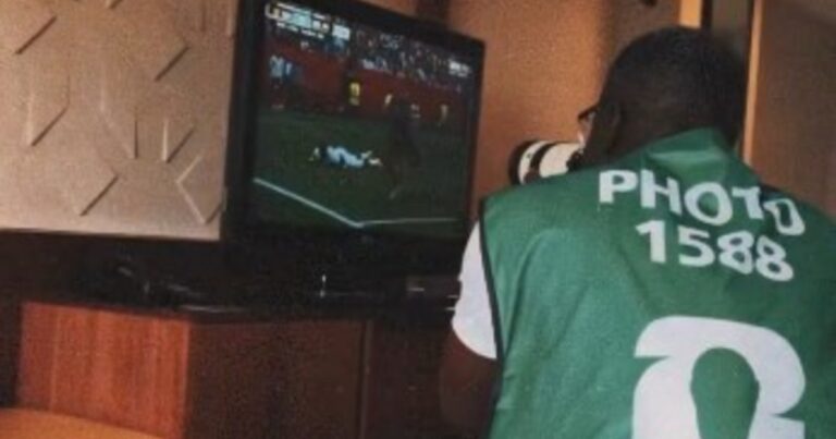 Es el fotógrafo oficial de Senegal, no pudo viajar a Canadá y tuvo que hacer las tomas por televisión