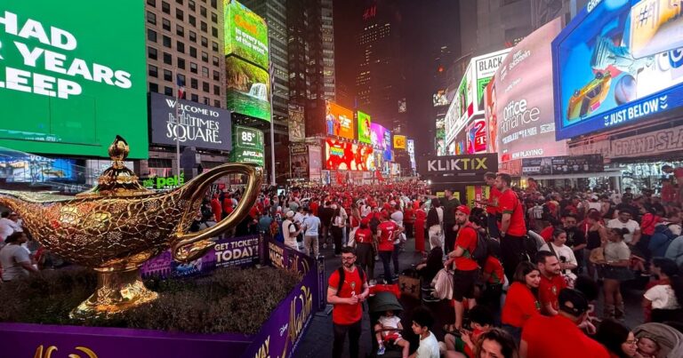 Brasileños y marroquíes armaron una fiesta en Times Square en la previa del debut