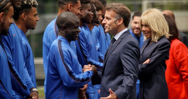 Macron recibió a la selección de Francia y ya les pidió pensar en el Mundial