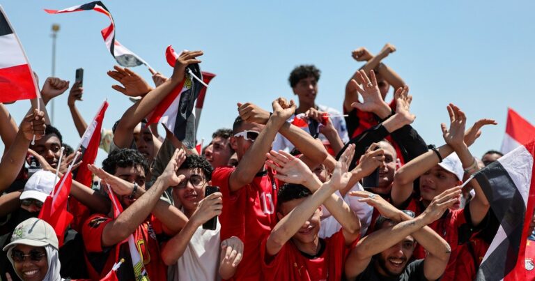 El entrenador de Egipto y varios hinchas volvieron a hacer el gesto de racismo
