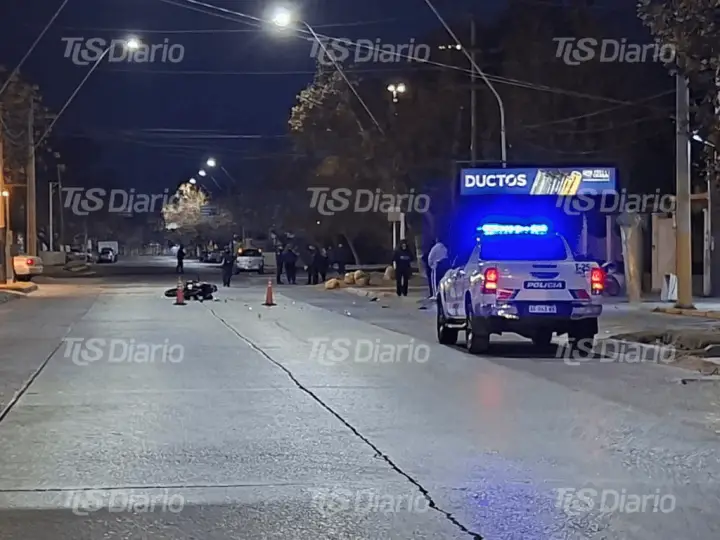 Violento choque entre una moto y un auto: el motociclista fue trasladado inconsciente al Hospital Rawson