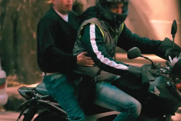 Salió del gimnasio, sacó el celular para mandar un mensaje y dos motochorros se lo arrebataron en segundos