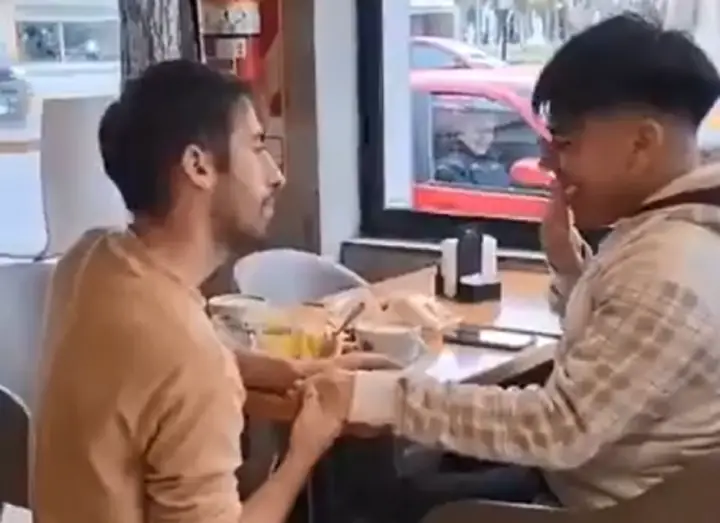 Un sanjuanino romántico le propuso casamiento a su novio en pleno centro y emocionó a todos