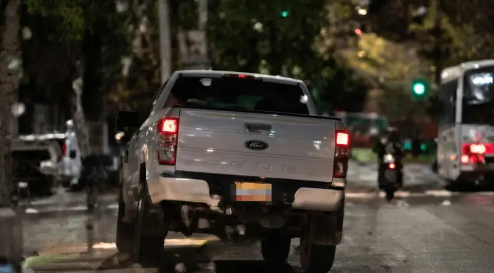 Perdió el control de la camioneta y terminó estrellado contra un poste en Avenida Libertador
