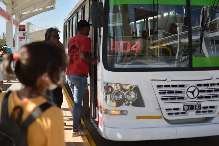 Bajó la frecuencia de los colectivos y UTA habló de una reducción del 30%