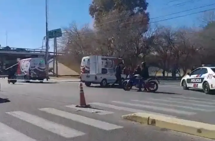 Otra vez el mismo cruce: fuerte choque entre una moto y una camioneta