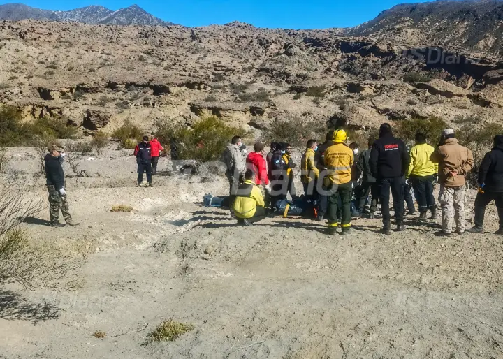 Alcanzaron los cuerpos y sigue el trabajo para trasladar a las víctimas del helicóptero en Valle Fértil
