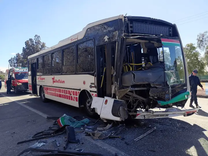 Choque entre un colectivo y un camión sobre Ruta 20, cerca de Calle Solís