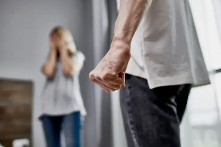 Un hombre recibió tres años de prisión condicional tras lesionar a su esposa en una discusión
