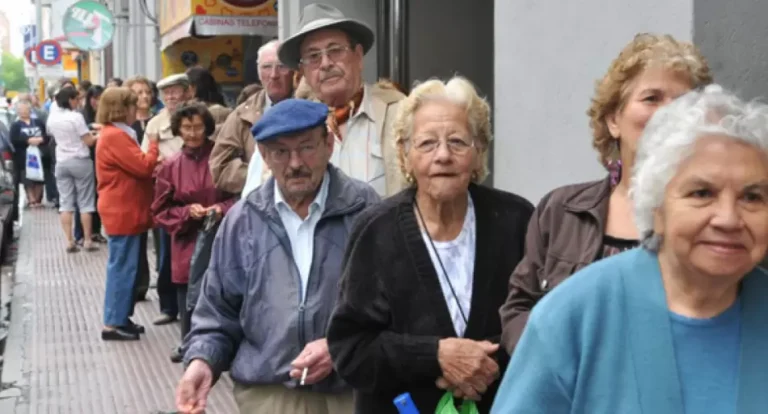 El Gobierno volvió a congelar el bono para jubilados: la cifra que hoy deberían estar cobrando